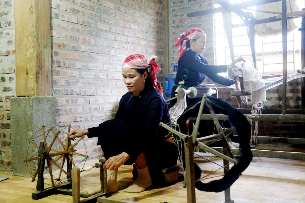 Phụ nữ Tày ở Làng Giàng duy trì nghề dệt vải thêu thổ cẩm.