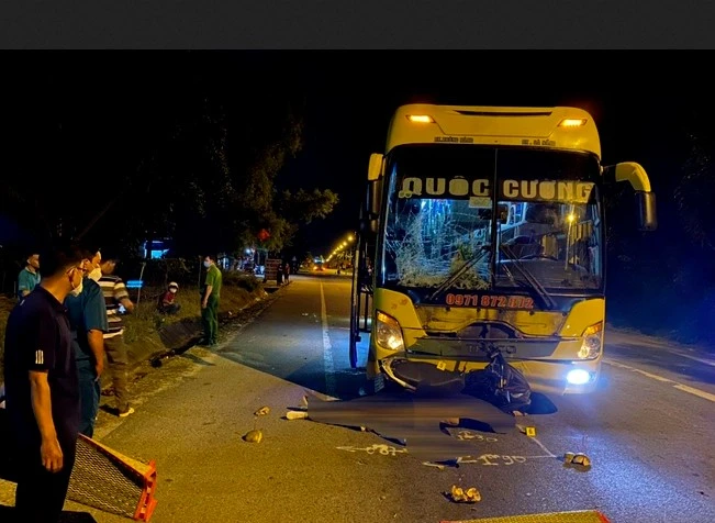 Hiện trường vụ tai nạn khiến 3 người chết ở thị xã Hoài Nhơn (Bình Định). Ảnh: A.V.