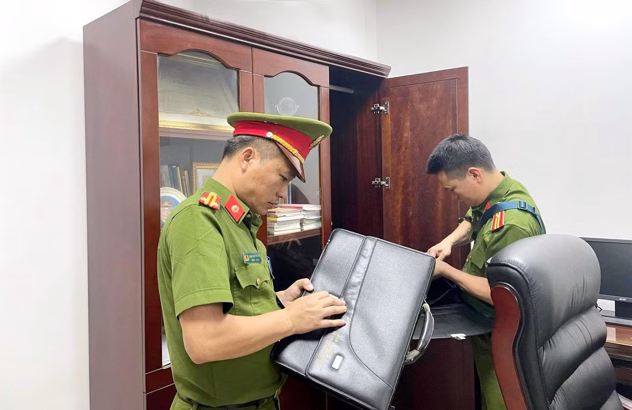 Cơ quan CSĐT thi hành lệnh khám xét tại nhà của một trong các đối tượng.