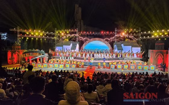 Hàng ngàn người dân cùng du khách tham dự lễ bế mạc Năm du lịch quốc gia - Quảng Nam 2022.