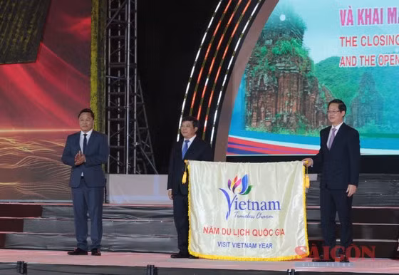 Tỉnh Bình Thuận nhận cờ đăng cai Năm du lịch quốc gia.