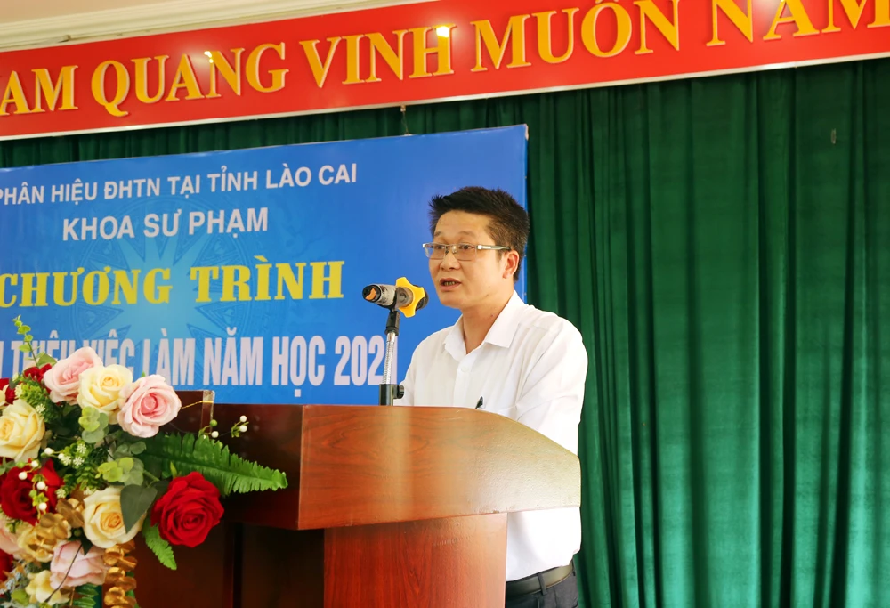 Đại diện Phòng Tổ chức cán bộ, Sở Giáo dục và Đào tạo thông tin về công tác tuyển dụng viên chức sự nghiệp giáo dục năm 2022 và giai đoạn tới.