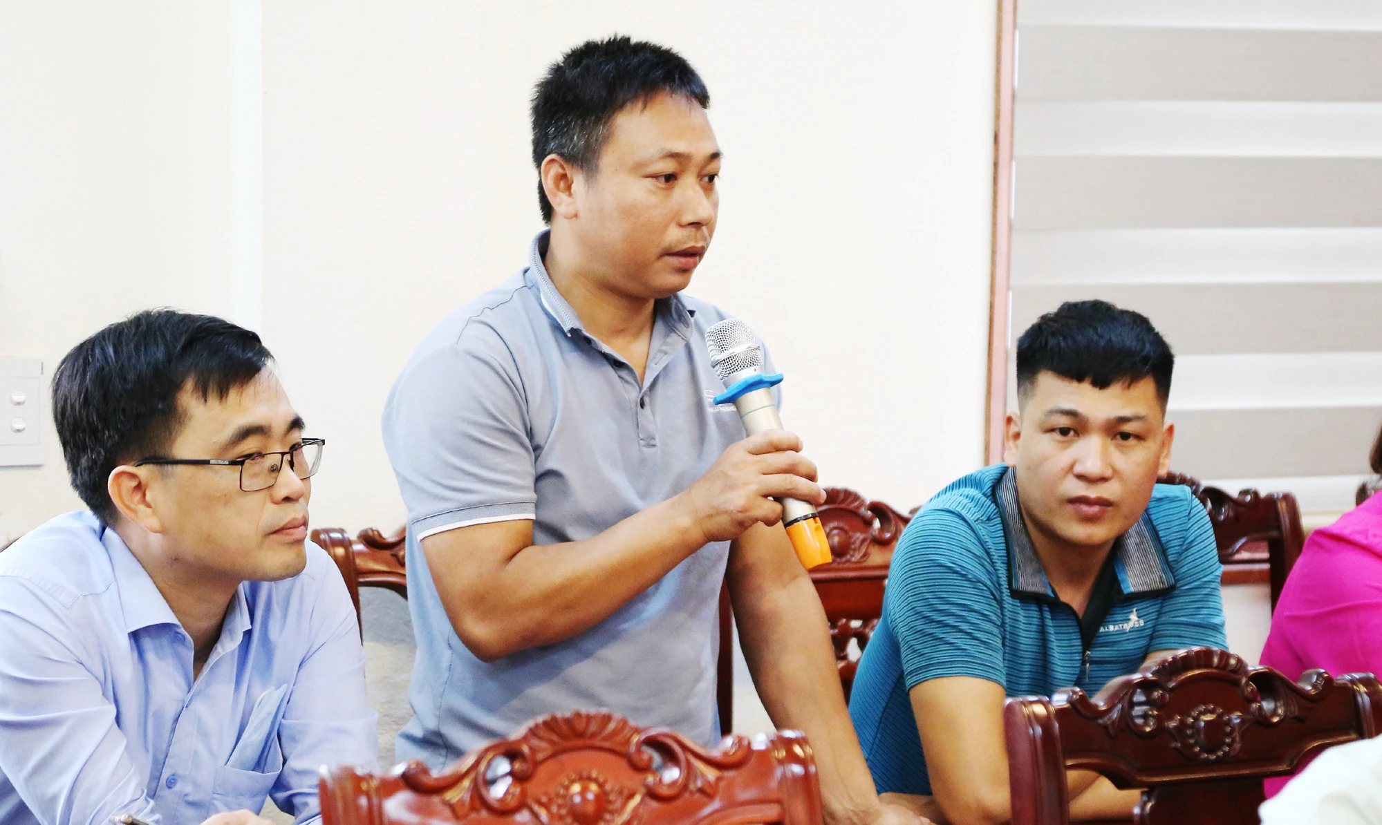 Thành viên trong Đoàn công tác trực tiếp đối thoại với người lao động đã đi xuất khẩu lao động nước ngoài.