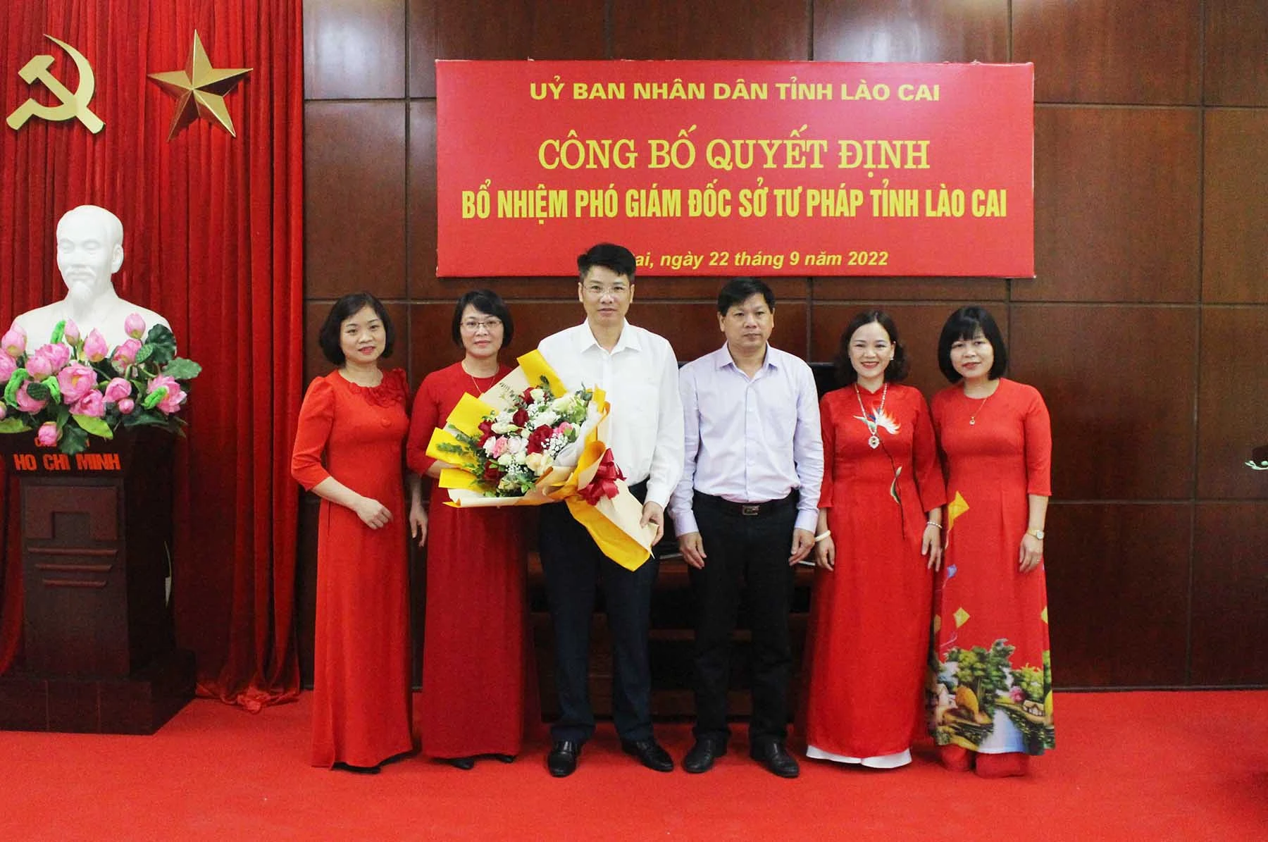 Giám đốc Sở Tư pháp cùng đại diện cán bộ, viên chức Sở tặng hoa chúc mừng tân Phó Giám đốc.