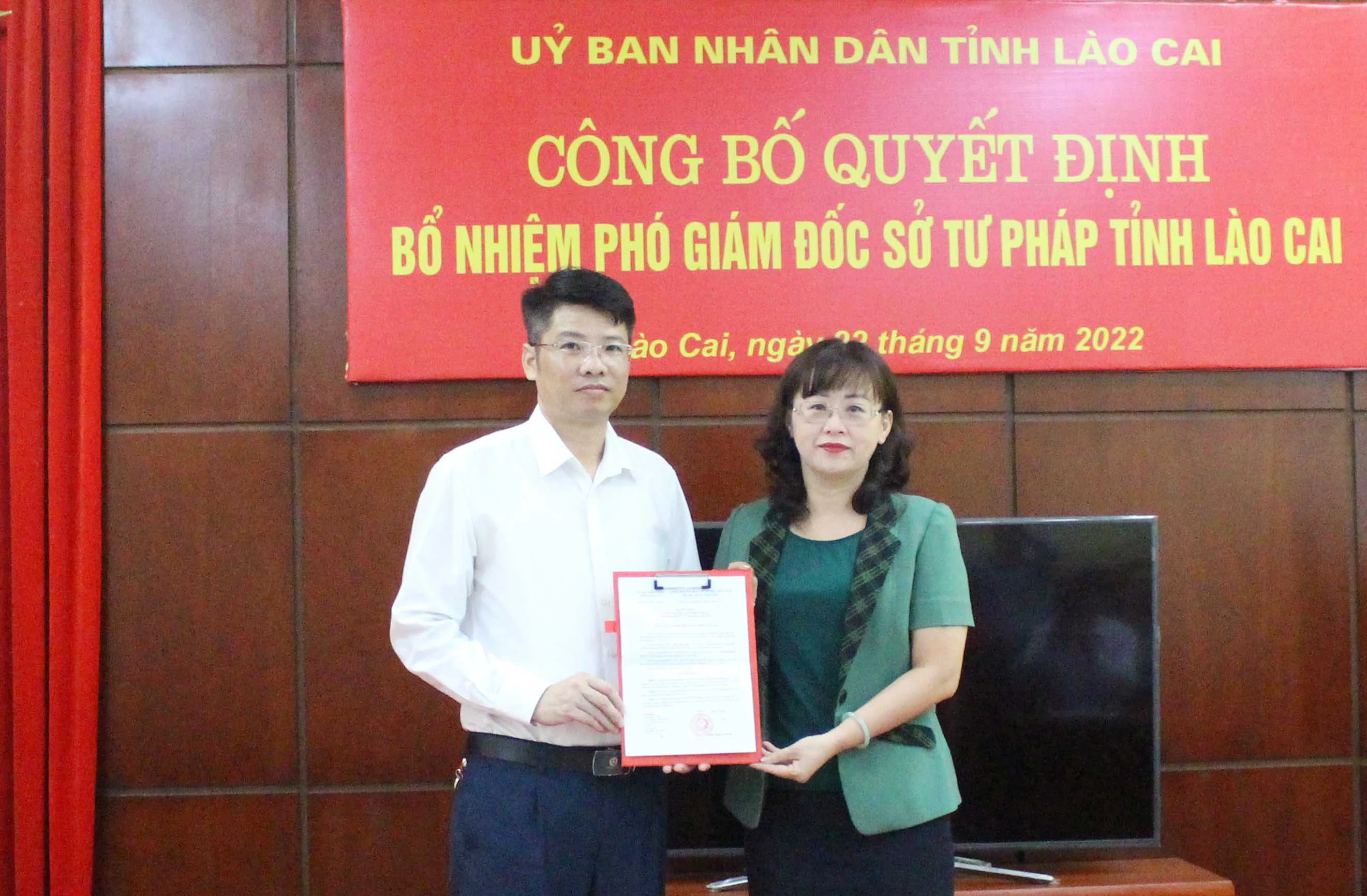 Phó Chủ tịch UBND tỉnh Giàng Thị Dung trao Quyết định bổ nhiệm cho đồng chí Trần Xuân Hưng.