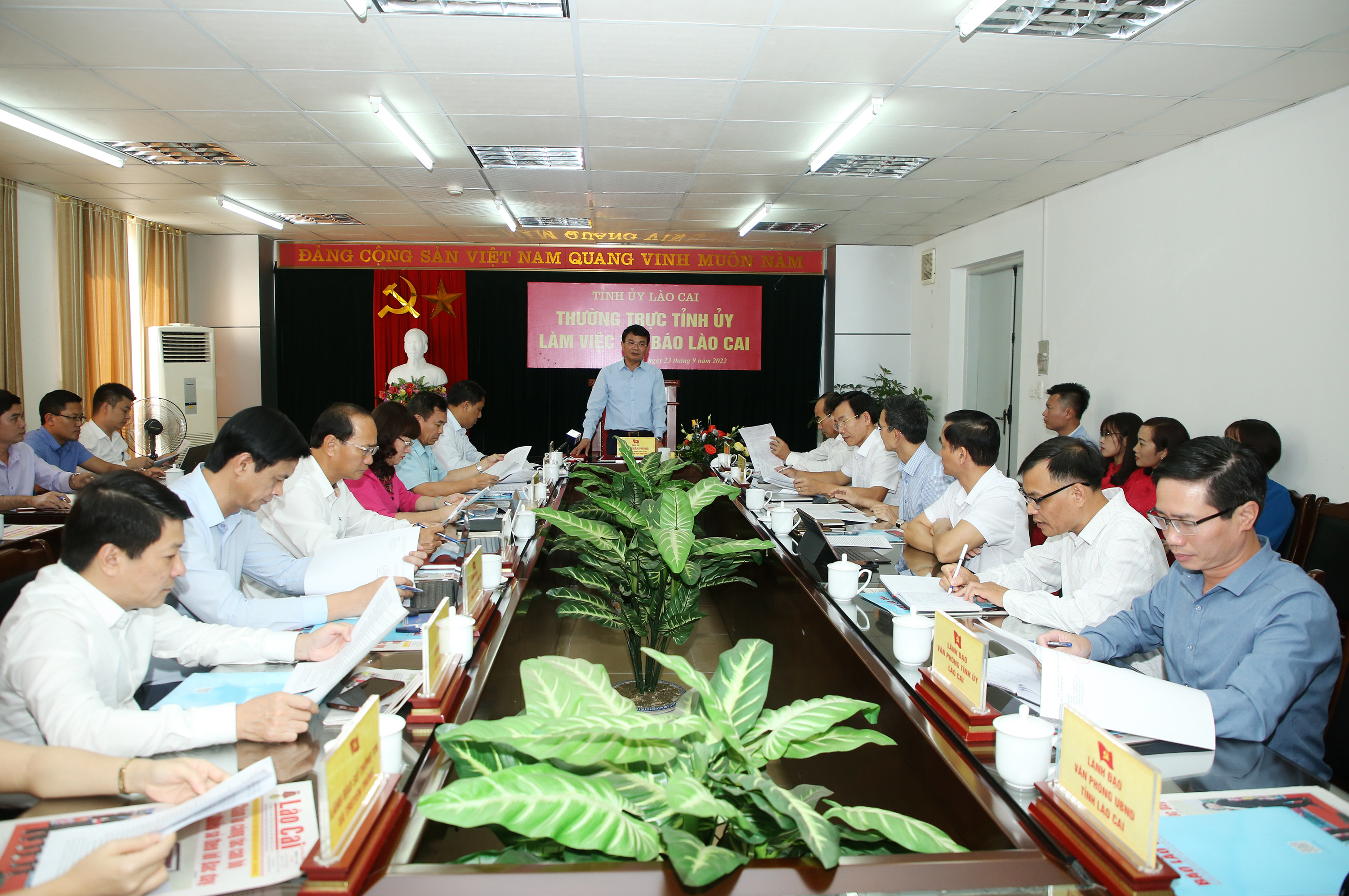 Quang cảnh buổi làm việc.