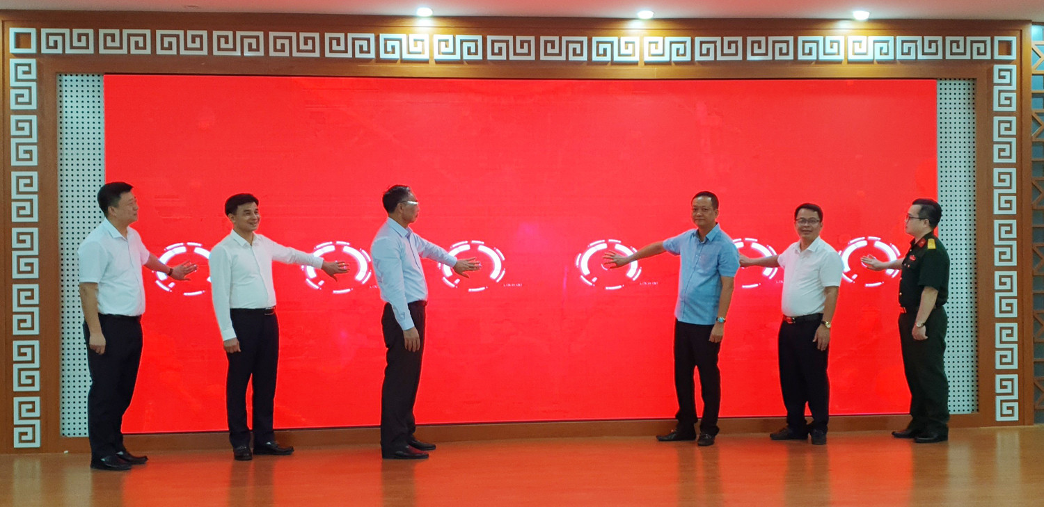 Nhấn nút khai trương Hệ thống phản ánh hiện trường. Nhấn nút khai trương Hệ thống phản ánh hiện trường.