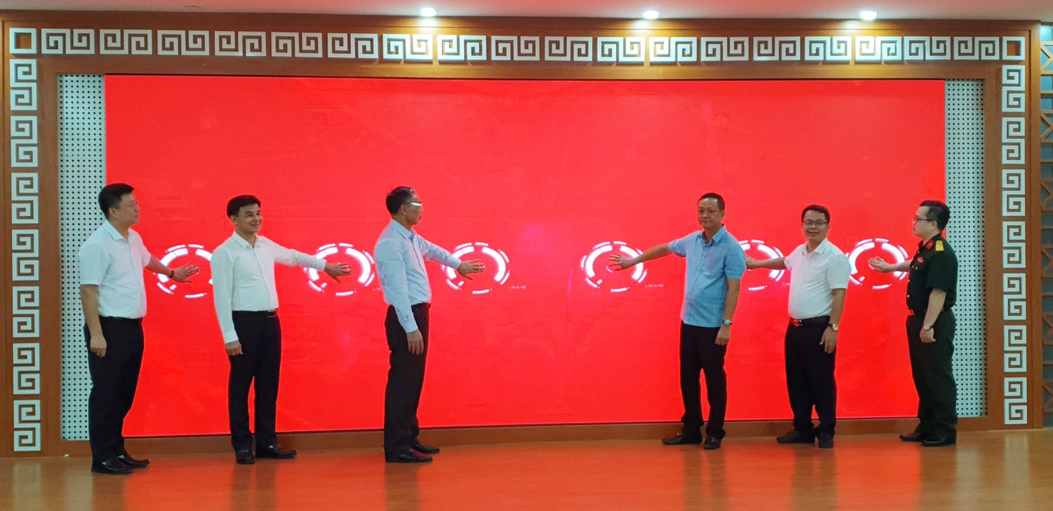 Nhấn nút khai trương Hệ thống phản ánh hiện trường. Nhấn nút khai trương Hệ thống phản ánh hiện trường.