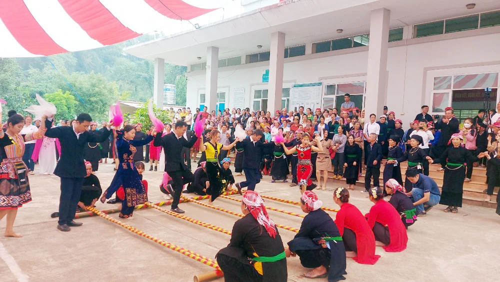 Các đồng chí lãnh đạo dự Ngày hội Đại đoàn kết toàn dân tộc năm 2022 ảnh 8