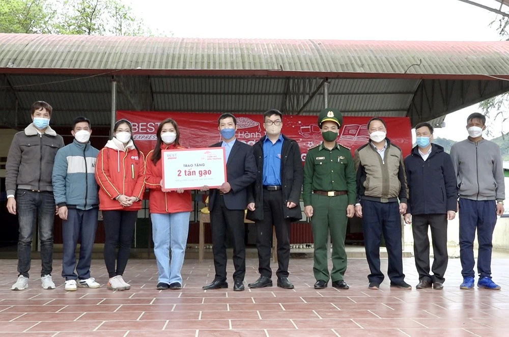 Tặng 2 tấn gạo cho học sinh Si Ma Cai ảnh 1