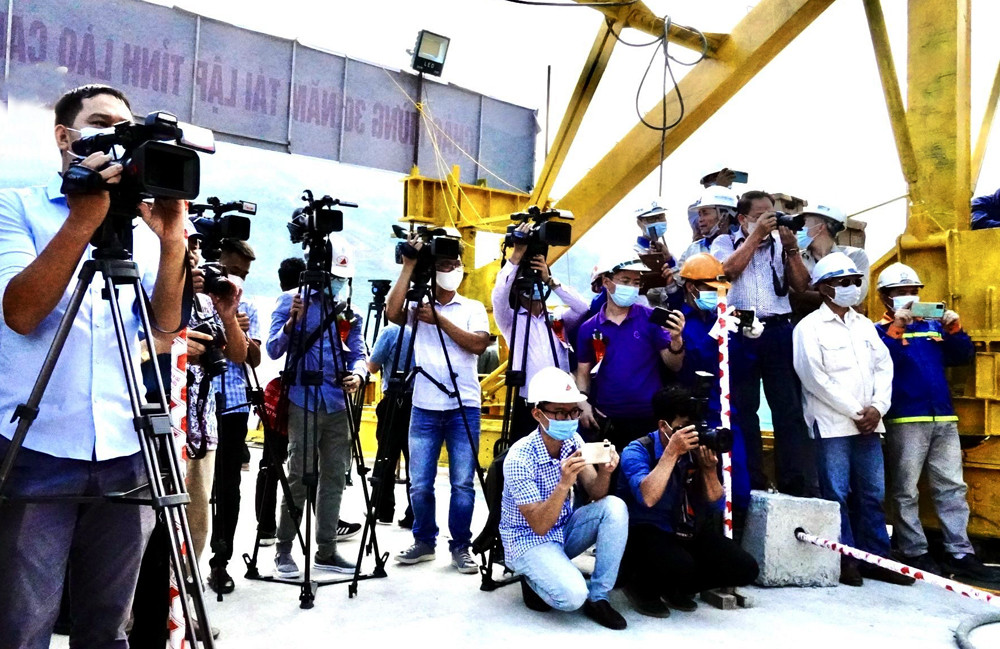 Phóng viên tác nghiệp tại lễ hợp long cầu Móng Sến. Ảnh: PV