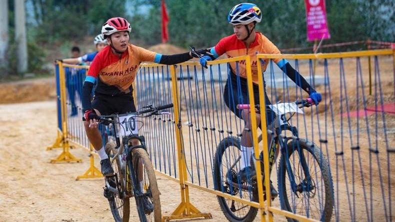 Các vận động viên thi đấu nội dung băng đồng tiếp sức. Các vận động viên thi đấu nội dung băng đồng tiếp sức.