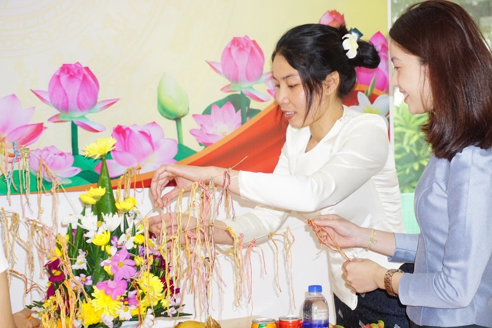 Vui Tết Bunpimay của lưu học sinh Lào tại Lào Cai ảnh 2