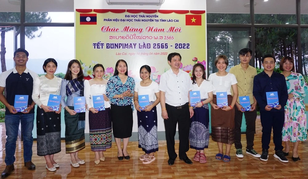 Vui Tết Bunpimay của lưu học sinh Lào tại Lào Cai ảnh 8