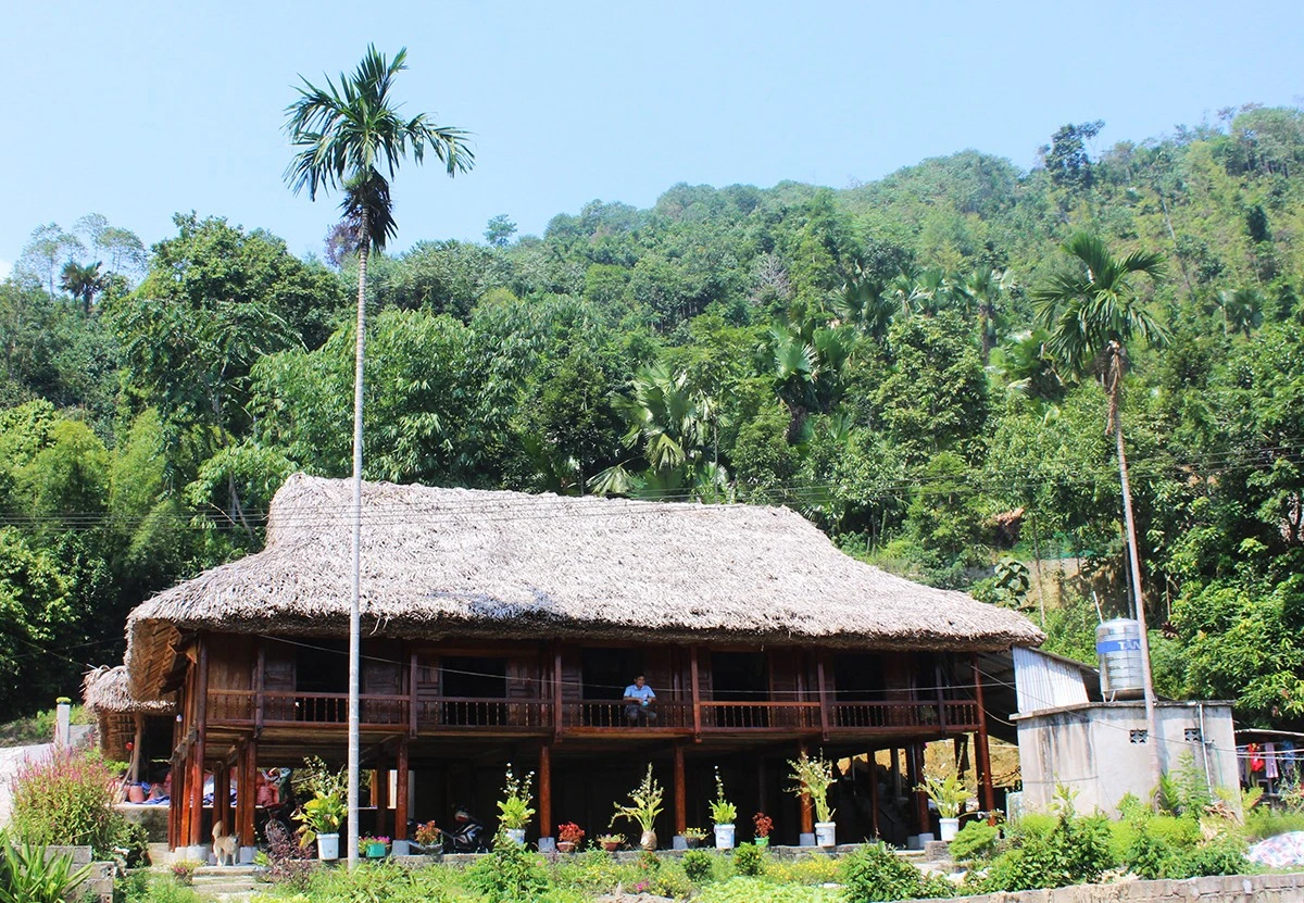 Cựu chiến binh Lê Xuân Chinh (thứ 2 từ trái sang) và nhà báo Đoàn Công Tính (thứ 3 từ trái sang) tại Điện Biên năm 2003.