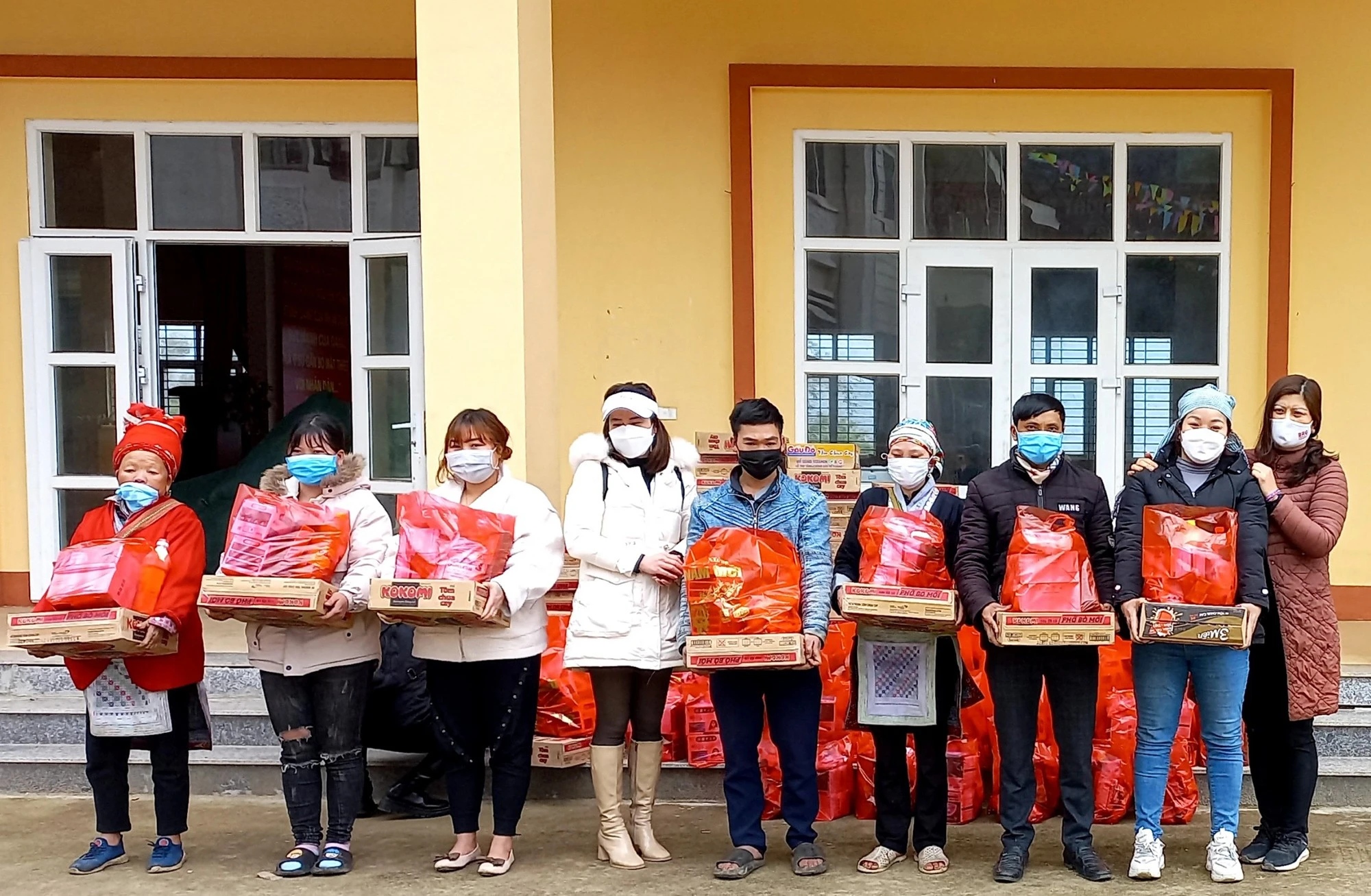 Hỗ trợ người dân có hoàn cảnh khó khăn huyện Bát Xát ảnh 2