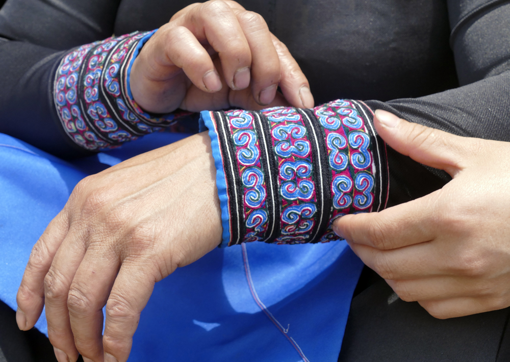 Phần tay áo được thêu thổ cẩm đẹp mắt. Phần tay áo được thêu thổ cẩm đẹp mắt.