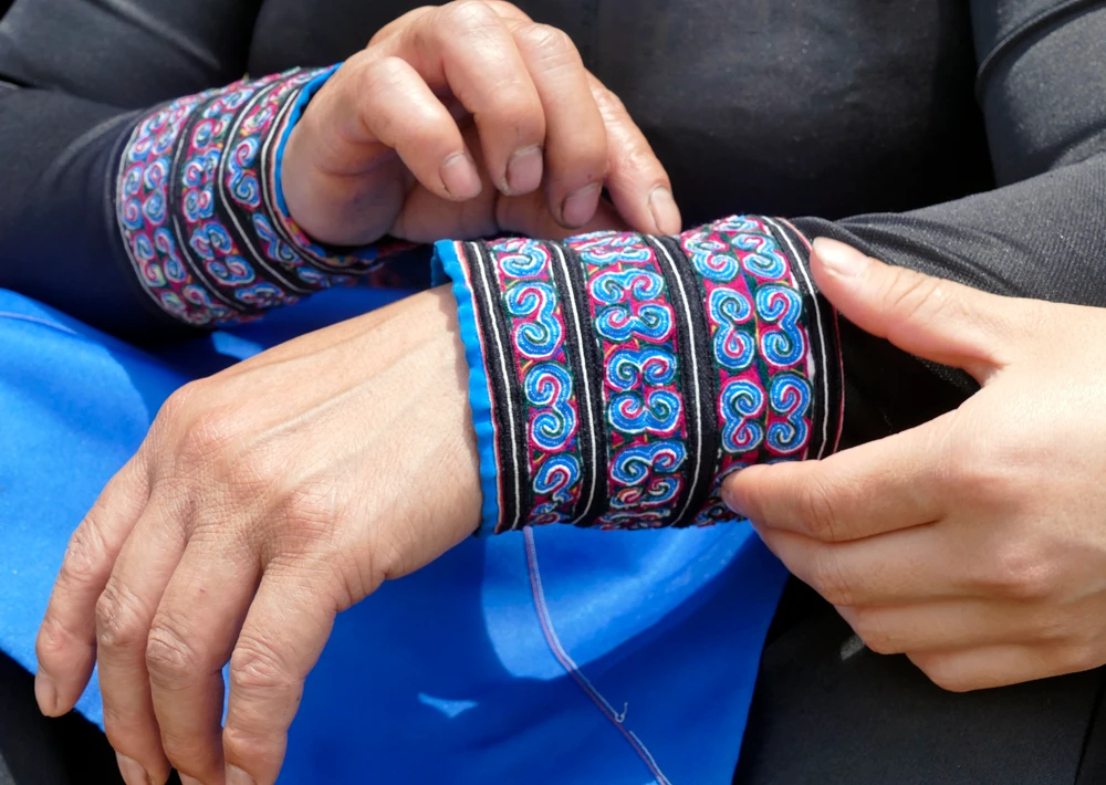 Phần tay áo được thêu thổ cẩm đẹp mắt.