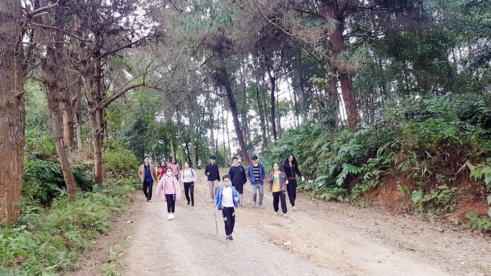 Đi bộ trên cung đường Nhạc Sơn là niềm yêu thích của nhiều người.