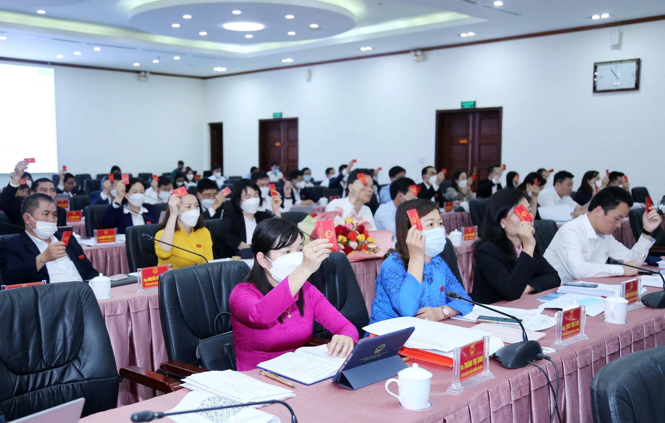 Các đại biểu biểu quyết thông qua Nghị quyết Quy hoạch tỉnh Lào Cai thời kỳ 2021-2030, tầm nhìn đến năm 2050.