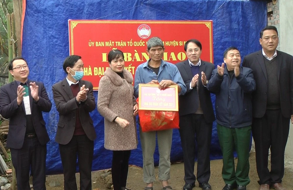 Bàn giao nhà và tặng quà cho gia đình ông Vàng Sò Binh.