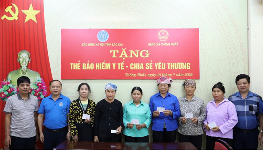 Tặng gần 70 thẻ bảo hiểm y tế cho người dân ảnh 5 Tặng gần 70 thẻ bảo hiểm y tế cho người dân ảnh 5