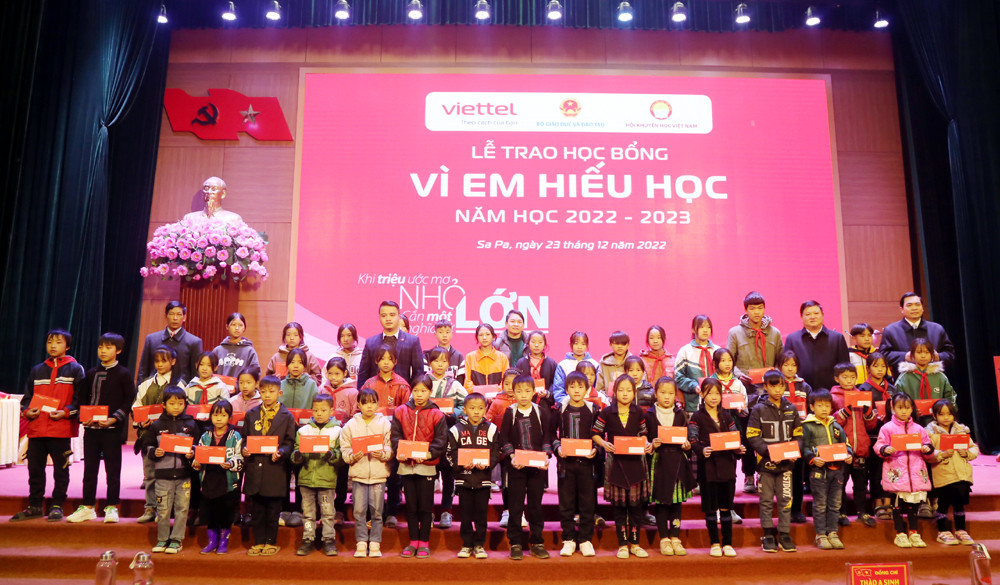 Đại diện Viettel Chi nhánh Sa Pa trao học bổng “Vì em hiếu học” cho học sinh.