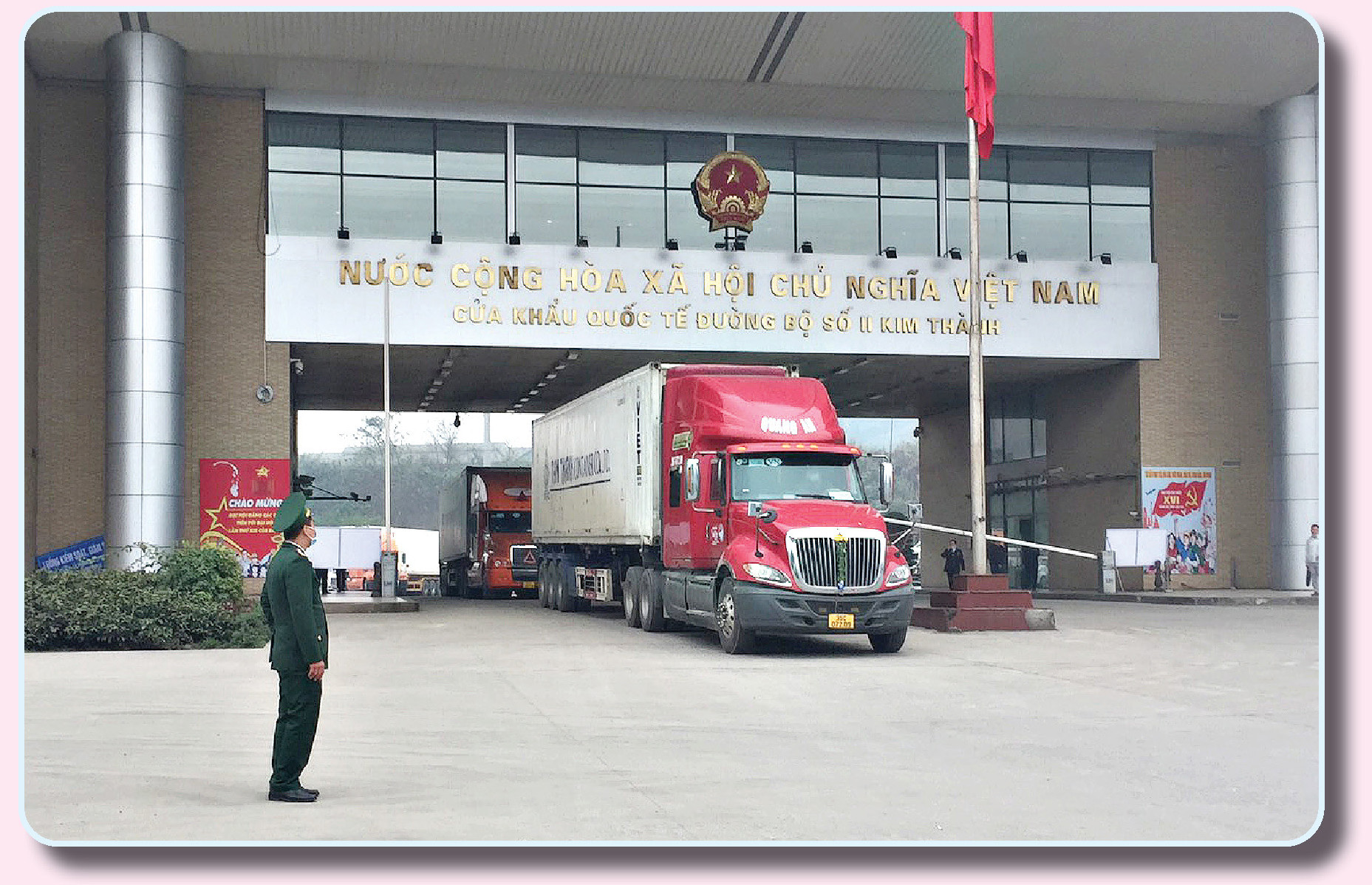 Lào Cai là cầu nối trong hoạt động xuất - nhập khẩu hàng hoá. Lào Cai là cầu nối trong hoạt động xuất - nhập khẩu hàng hoá.