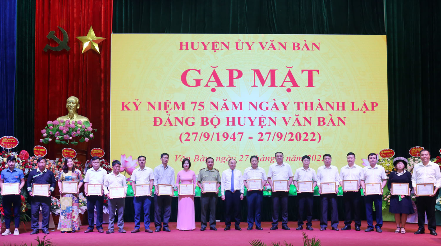 Văn Bàn gặp mặt kỷ niệm 75 năm ngày thành lập Đảng bộ huyện ảnh 8 Văn Bàn gặp mặt kỷ niệm 75 năm ngày thành lập Đảng bộ huyện ảnh 8