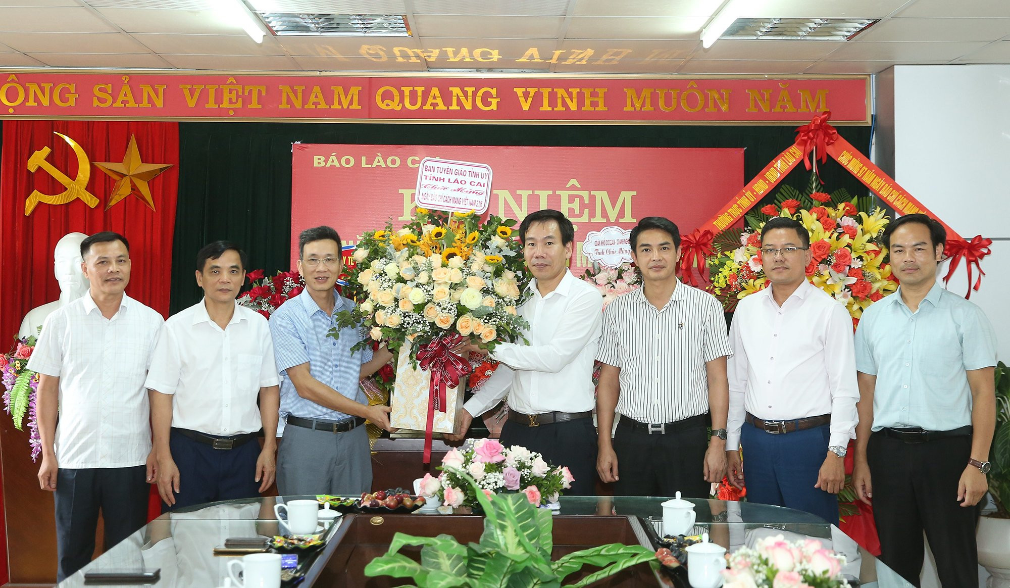 Lãnh đạo Ban Tuyên giáo Tỉnh ủy tặng hoa chúc mừng Báo Lào Cai.