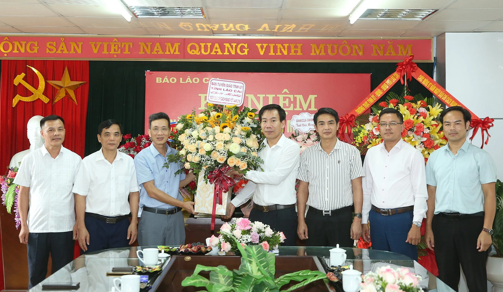 Lãnh đạo Ban Tuyên giáo Tỉnh ủy tặng hoa chúc mừng Báo Lào Cai.