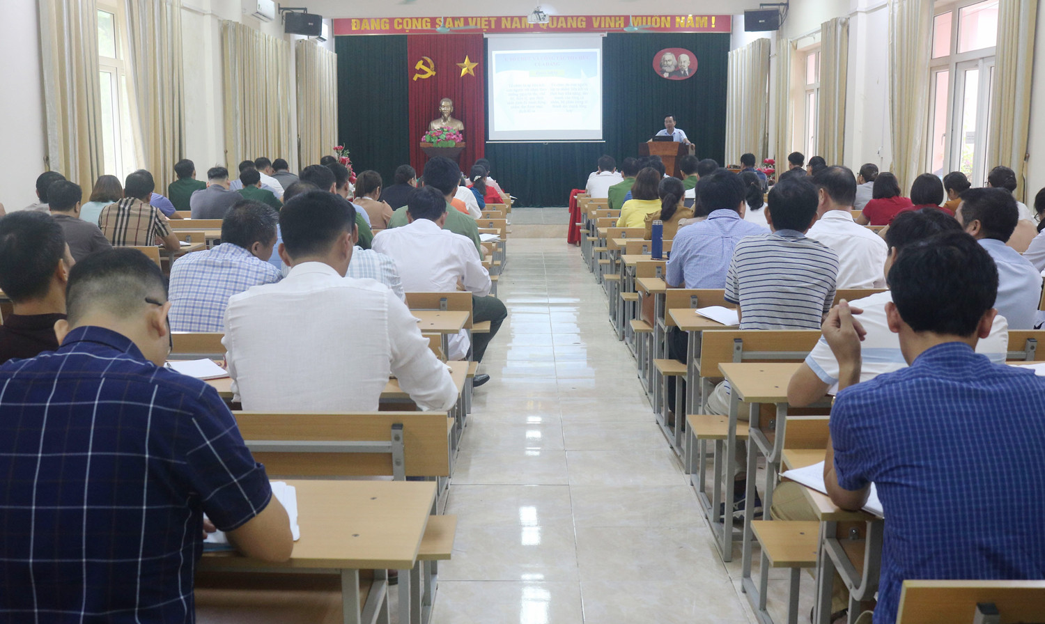 Quang cảnh lớp bồi dưỡng.