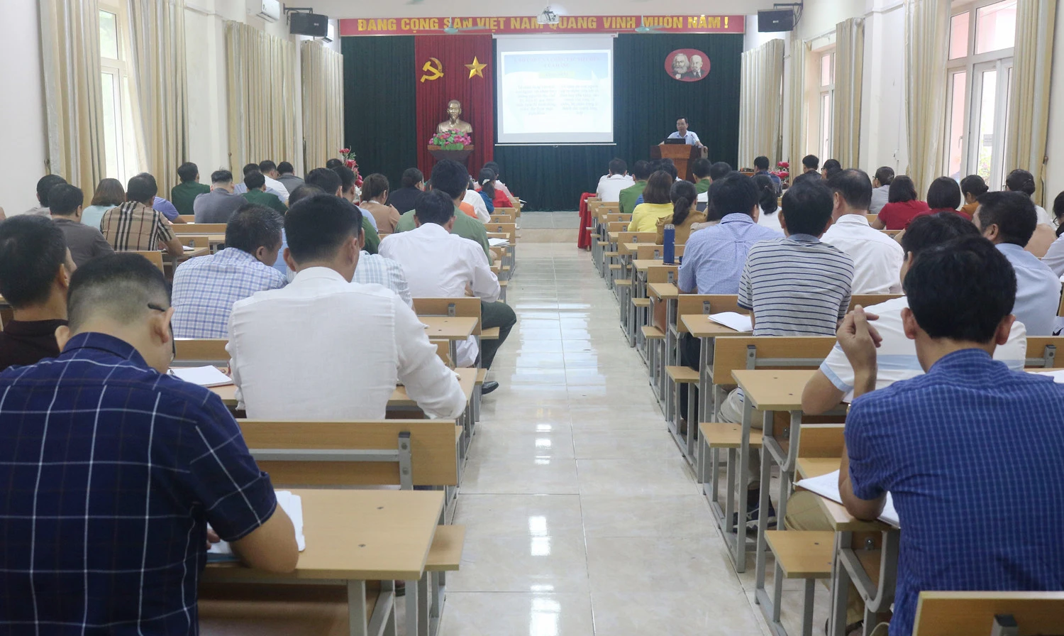 Quang cảnh lớp bồi dưỡng.