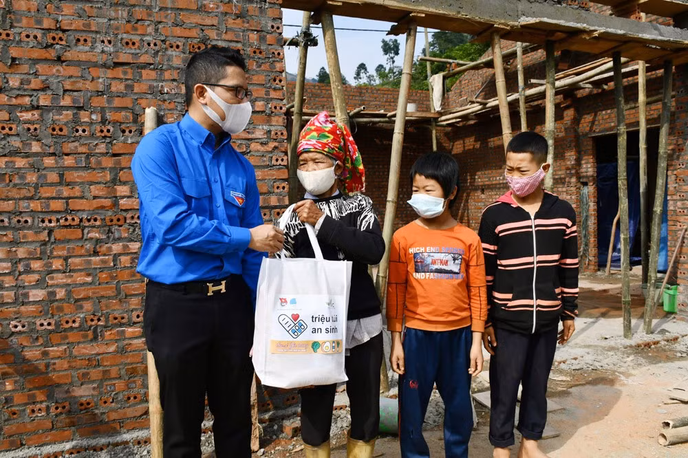 Huyện đoàn Bát Xát tặng quà cho hô gia đình bà Tẩn San Mẩy, thôn Tả Ngảo, xã Bản Qua.