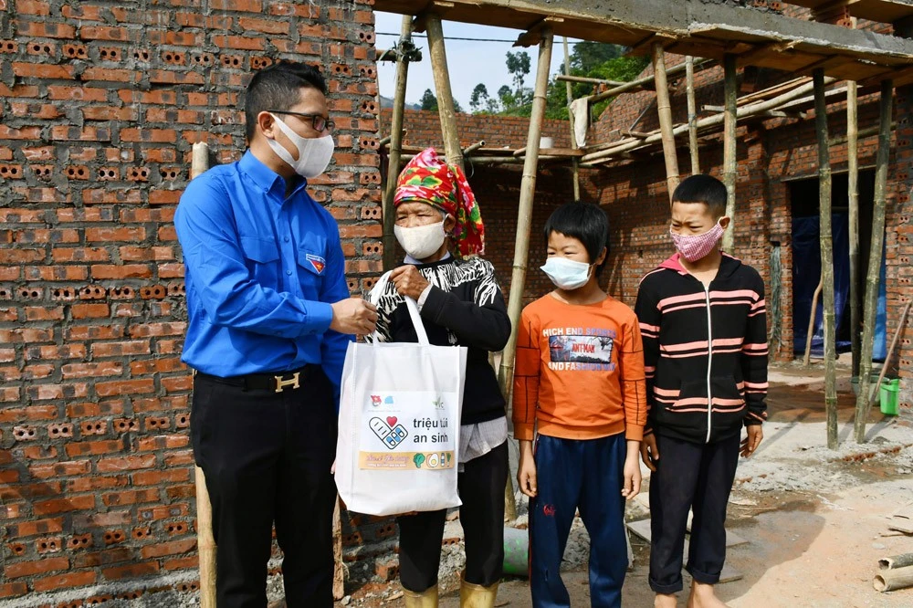 Huyện đoàn Bát Xát tặng quà cho hô gia đình bà Tẩn San Mẩy, thôn Tả Ngảo, xã Bản Qua.