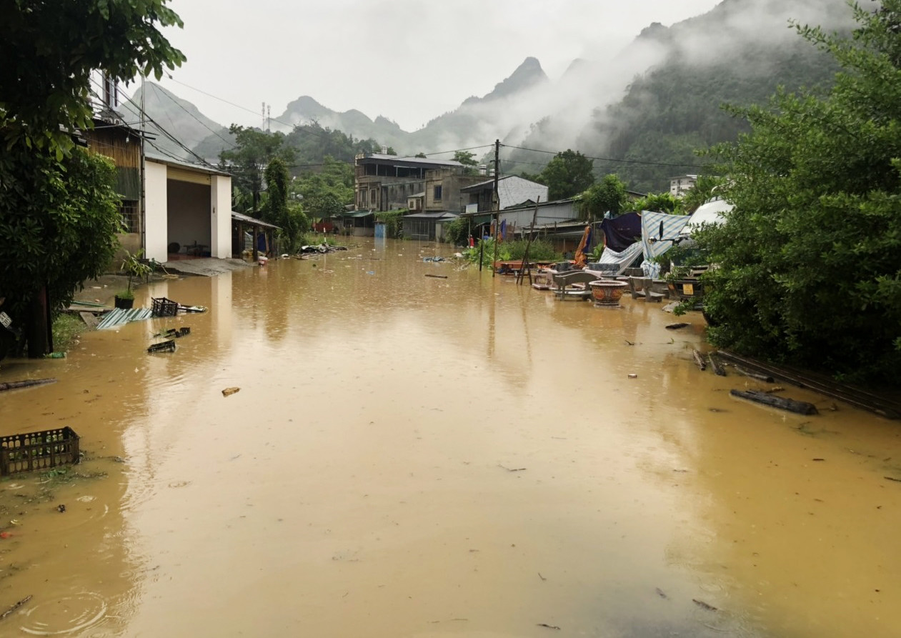 Mưa lũ làm sạt lở nhiều tuyến đường giao thông trên địa bàn tỉnh ảnh 6