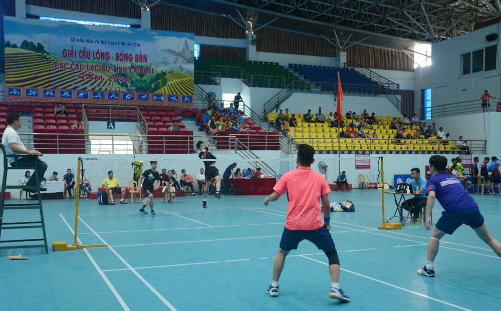 Quyết liệt trận chung kết cầu lông lứa tuổi 36-45. Nhiều pha bóng hay trong trận chung kết bóng bàn lứa tuổi 35 trở xuống.