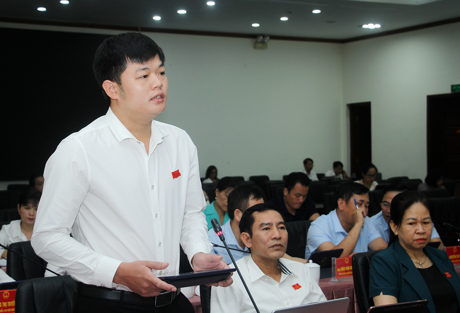 Kỳ họp thứ 6 HĐND tỉnh khóa XVI: Sôi nổi thảo luận, chất vấn, giải trình tại hội trường ảnh 4