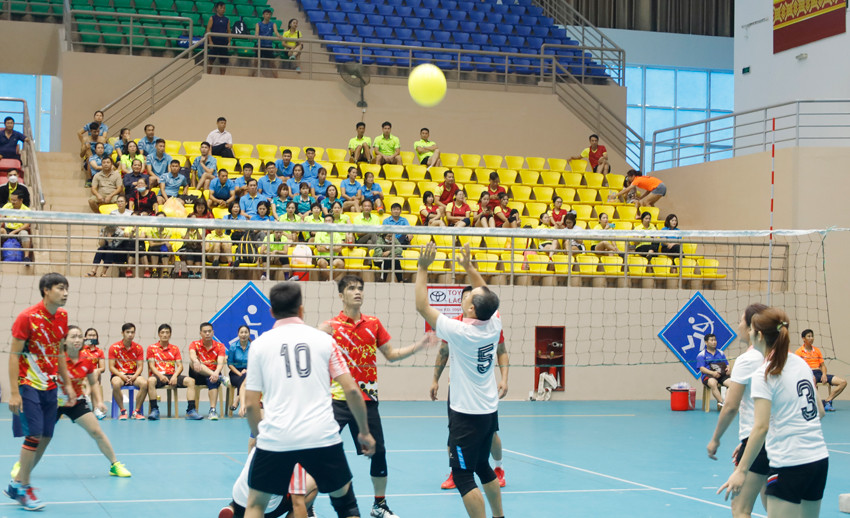 Gần 400 vận động viên tham gia Giải cầu lông, bóng bàn, bóng chuyền hơi công nhân, viên chức, lao động tỉnh lần thứ X ảnh 5