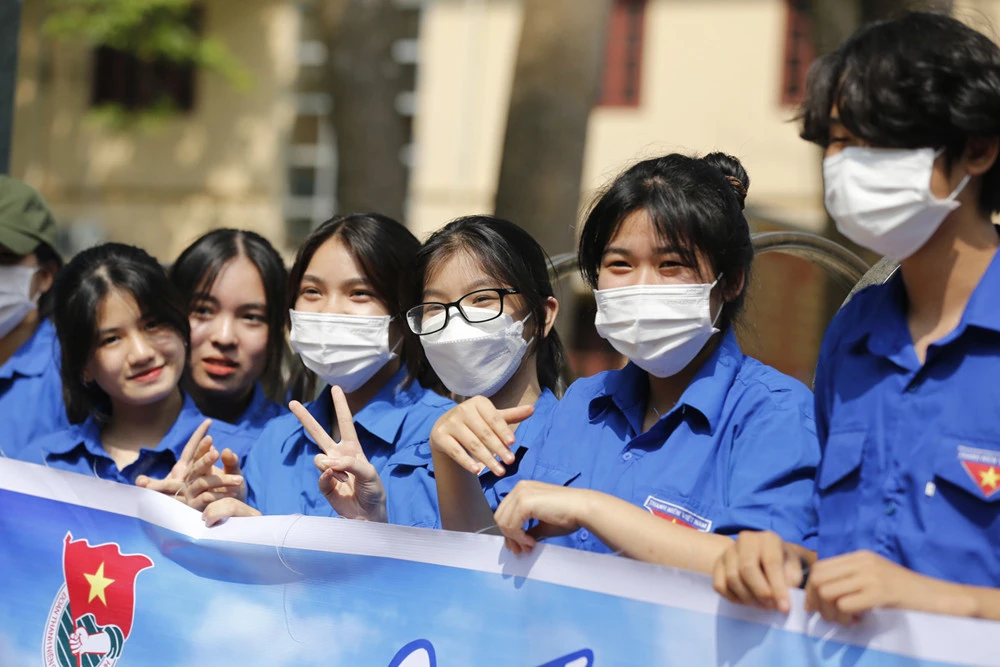 Thanh niên tình nguyện tiếp sức mùa thi ảnh 9