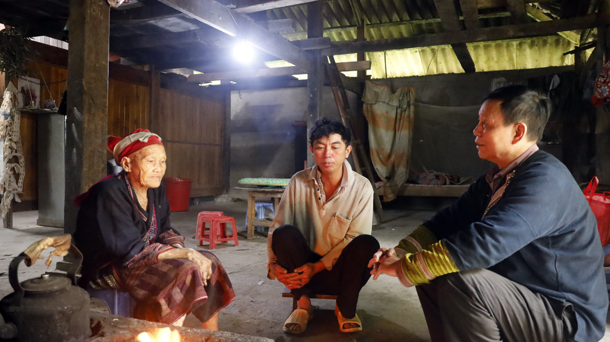 Ông Lý Phù Vàng, thôn Vù Lùng Sung, xã Trung Chải (bên phải ảnh) tuyên truyền Luật Hôn nhân và Gia đình đến người dân. Ông Lý Phù Vàng, thôn Vù Lùng Sung, xã Trung Chải (bên phải ảnh) tuyên truyền Luật Hôn nhân và Gia đình đến người dân.