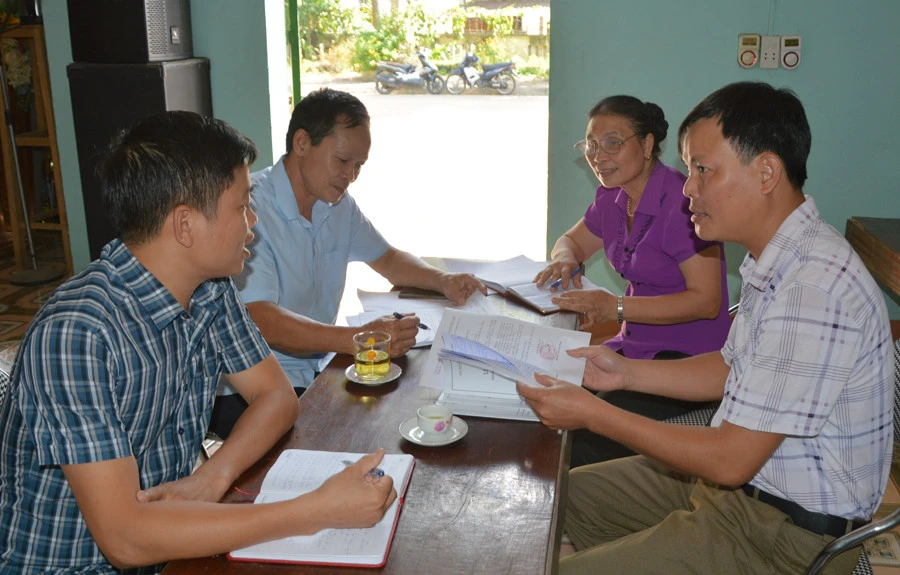 Trao đổi công tác nâng cao chất lượng sinh hoạt tại Chi bộ tổ dân phố Phú Thịnh 1, thị trấn Phố Lu.