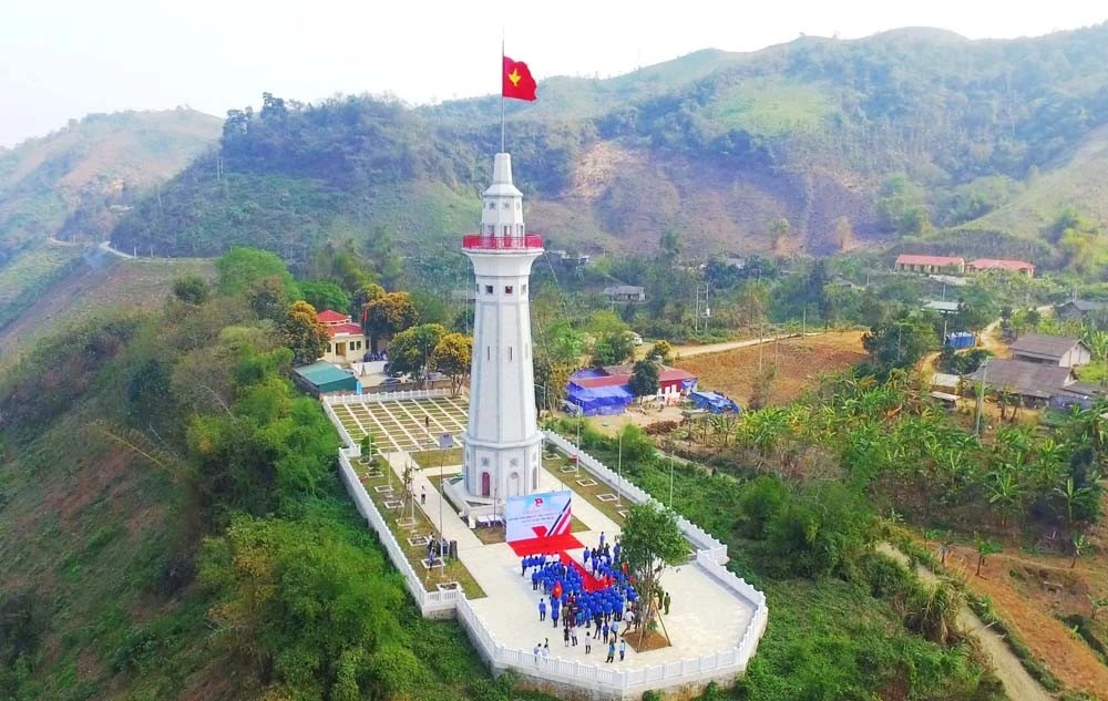 Ra quân chiến dịch thanh niên tình nguyện tại Cột cờ Lũng Pô (Bát Xát) - nơi con sông Hồng chảy vào đất Việt.