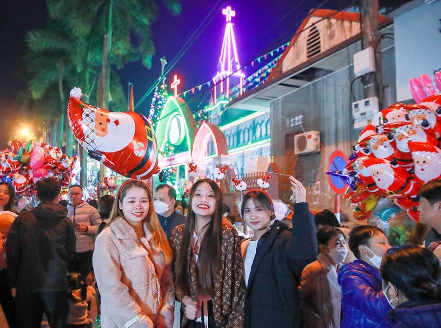 Lào Cai: Người dân nô nức đón Giáng sinh ảnh 2