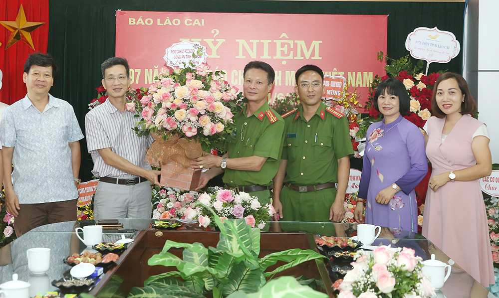 Các cơ quan, đơn vị, địa phương chúc mừng Báo Lào Cai nhân 97 năm Ngày Báo chí cách mạng Việt Nam ảnh 25