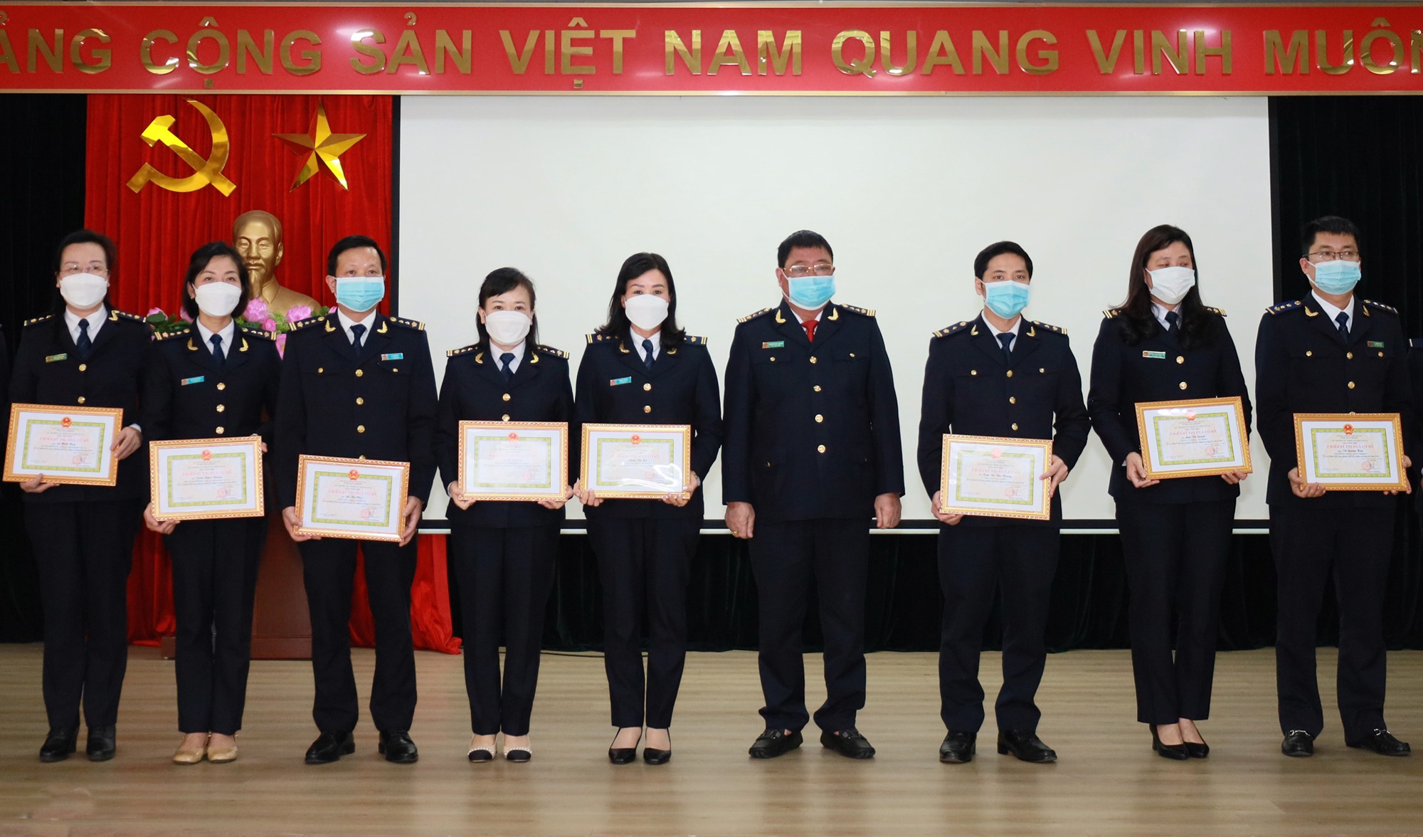 Trao Danh hiệu "Chiến sỹ thi đua cơ sở".