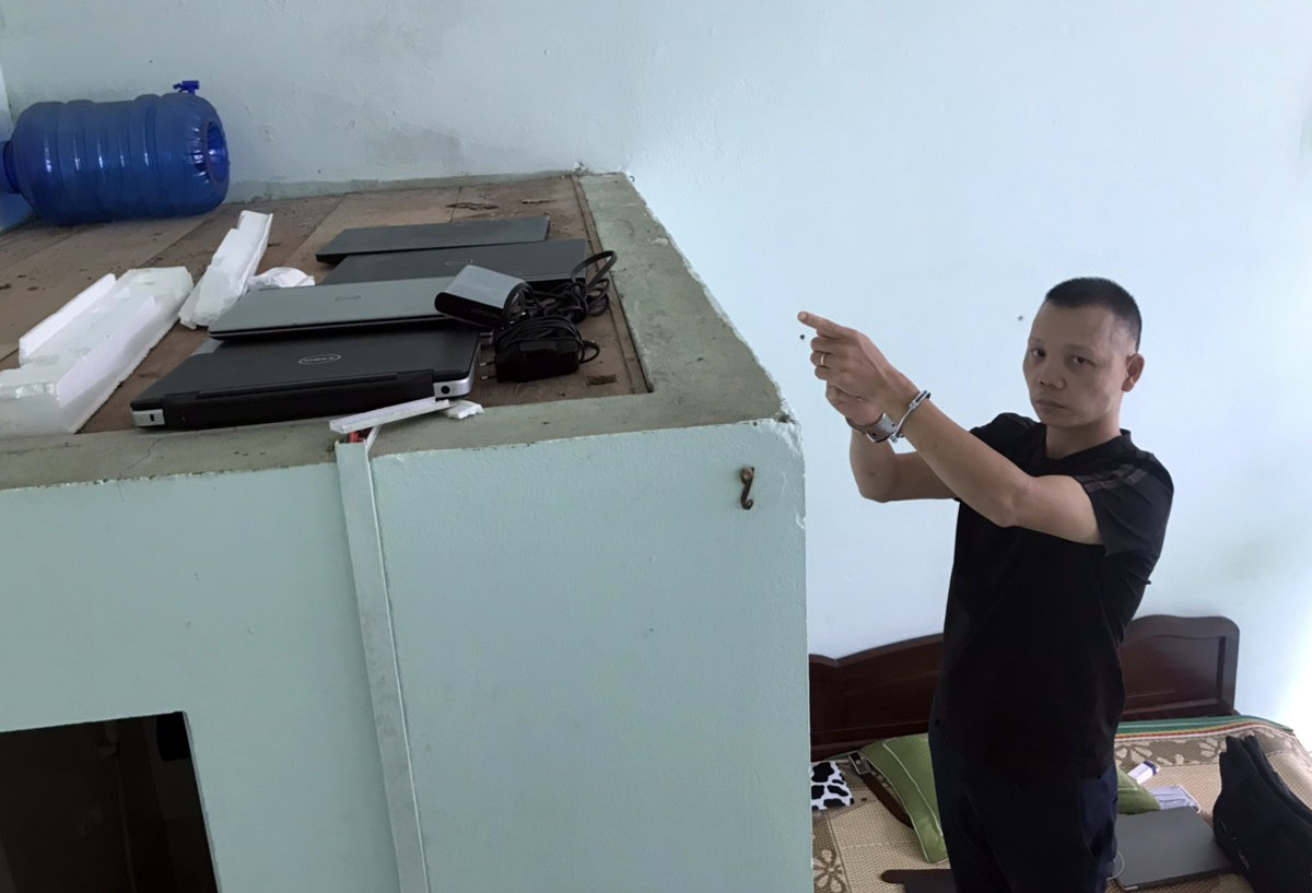 Đối tượng Nguyễn Văn Trường chỉ nơi cất giấu tài sản trộm cắp được. Đối tượng Nguyễn Văn Trường chỉ nơi cất giấu tài sản trộm cắp được.