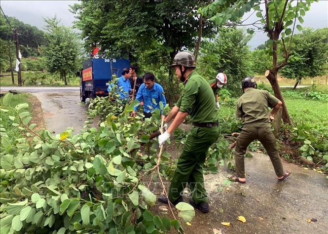 Công an huyện Nghi Lộc (Nghệ An) phát dọn cây cối gãy đổ do mưa lớn, gió giật mạnh gây ra. Công an huyện Nghi Lộc (Nghệ An) phát dọn cây cối gãy đổ do mưa lớn, gió giật mạnh gây ra.