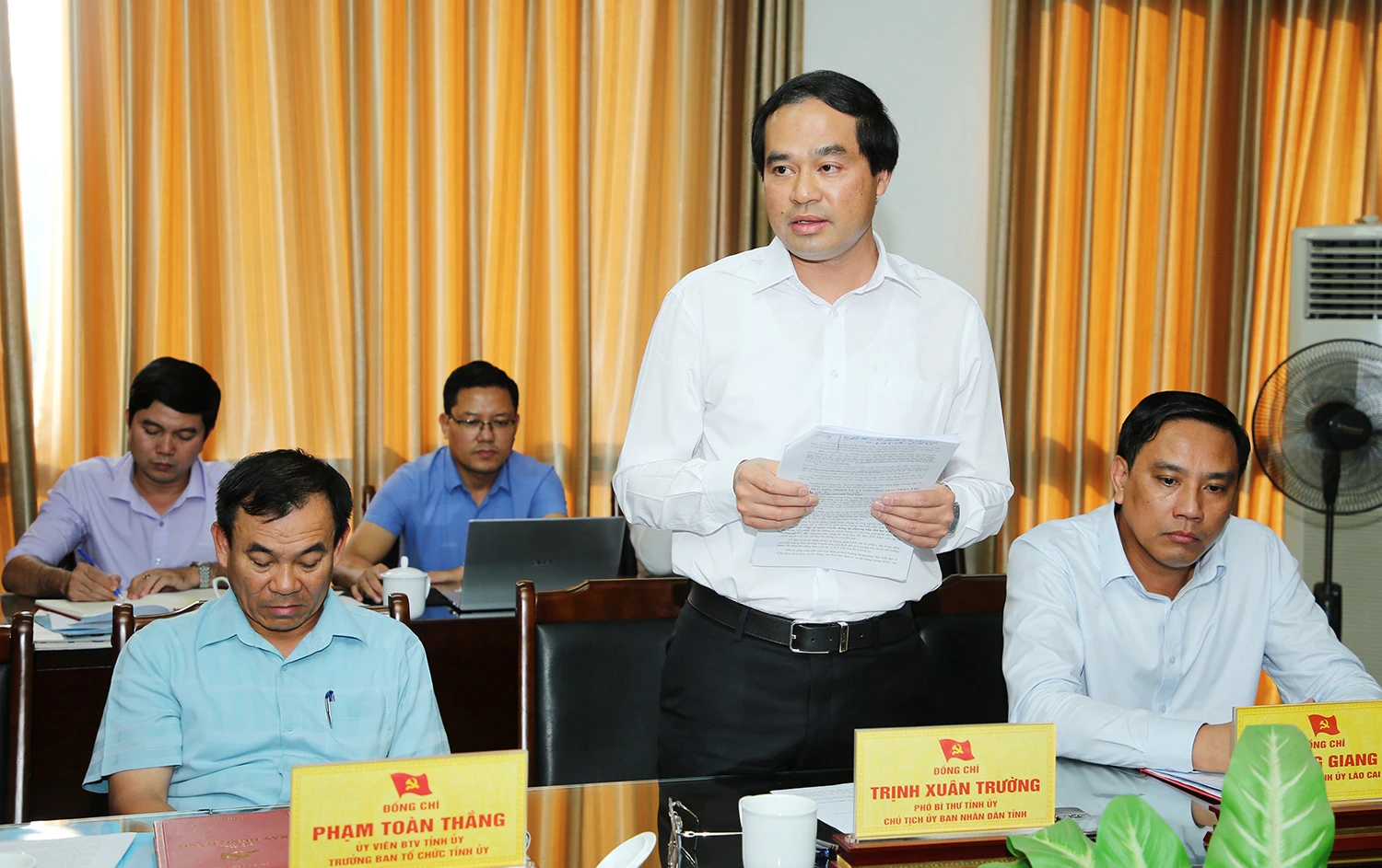 Các đồng chí Thường trực Tỉnh ủy nhất trí với những kiến nghị của Báo Lào Cai. Các đồng chí Thường trực Tỉnh ủy nhất trí với những kiến nghị của Báo Lào Cai.