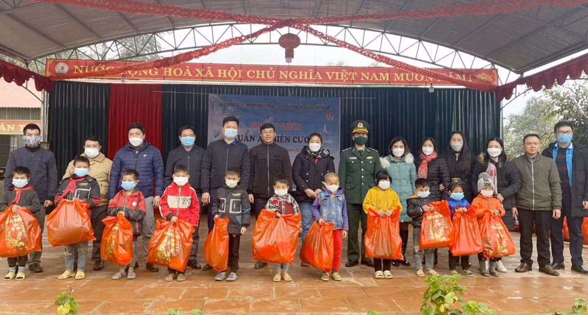 Gần 300 suất quà đã được trao trong chương trình “Xuân ấm biên cương năm 2022” tại Si Ma Cai ảnh 4